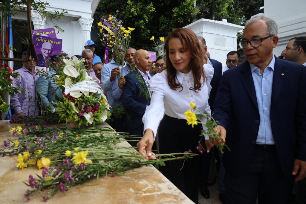 PLD honra legado de Juan Bosch con ofrenda por su 116 aniversario de nacimiento - Noticias de hoy en República Dominicana | De Último Minuto