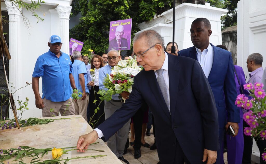 PLD honra legado de Juan Bosch con ofrenda por su 116 aniversario de nacimiento - Noticias de hoy en República Dominicana | De Último Minuto