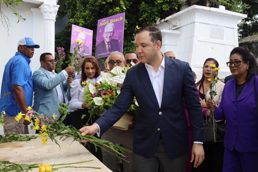 PLD honra legado de Juan Bosch con ofrenda por su 116 aniversario de nacimiento - Noticias de hoy en República Dominicana | De Último Minuto