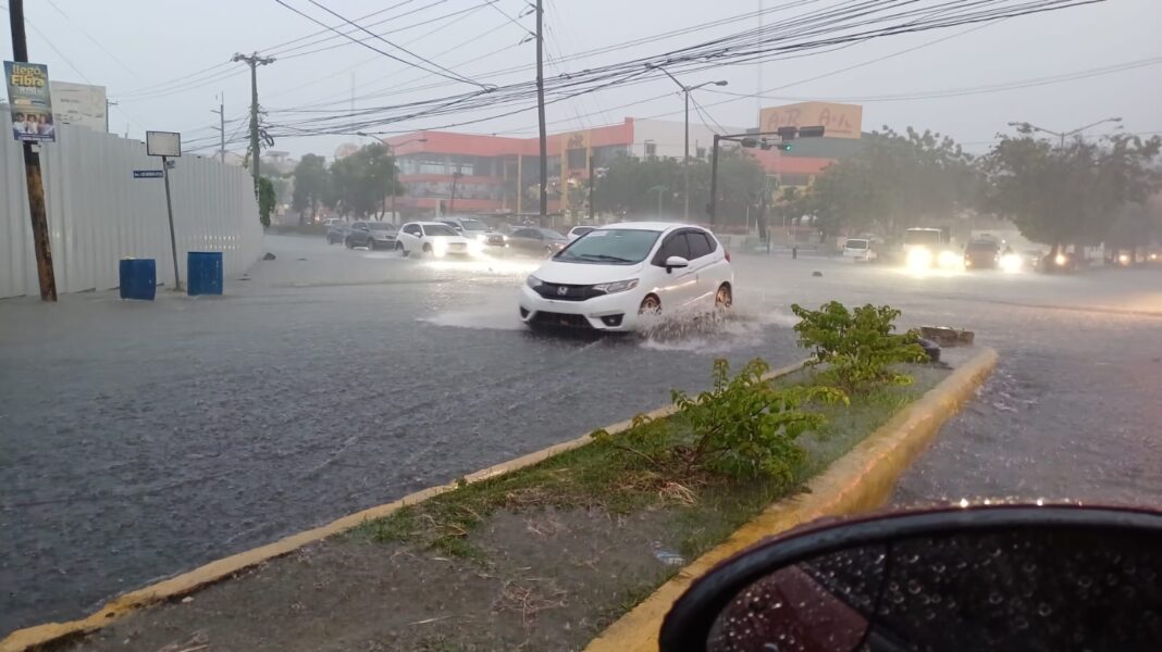 Lluvias a cántaros por más de una hora inundan calles en SDO