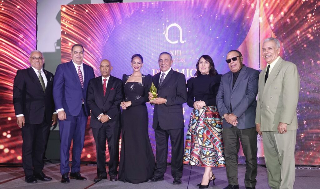 Aníbal de Castro recibe el Premio al Mérito Periodístico de Acroarte