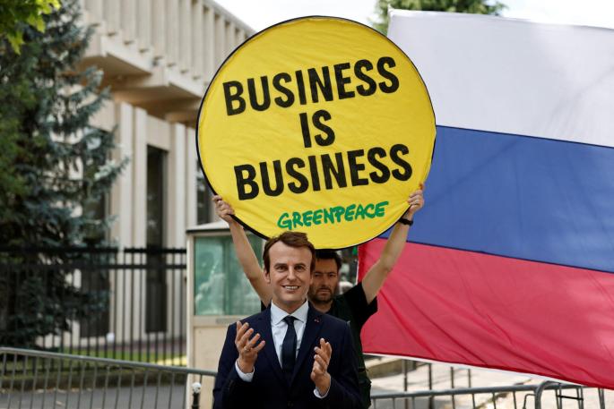 Activistas roban la figura de Macron del museo de cera y la muestran en la embajada rusa