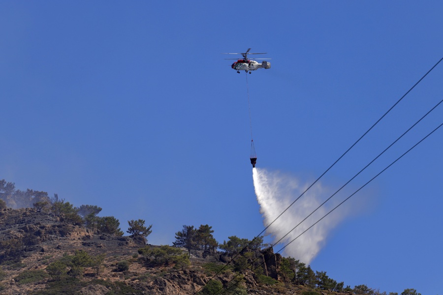Gran incendio a las afueras de Atenas obliga a evacuar a más de 1.200 personas