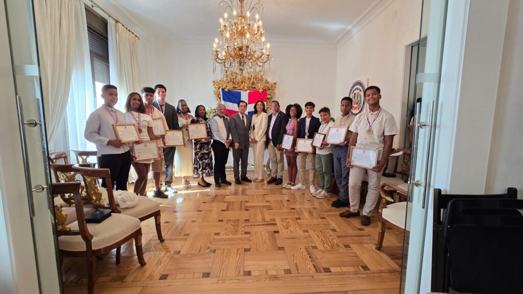 Embajada dominicana en España reconoce a estudiantes destacados con el Premio al Mérito Escolar 2025  - Noticias de hoy en República Dominicana | De Último Minuto