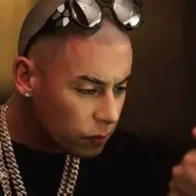 Cosculluela lanza nuevo sencillo y anuncia gira mundial