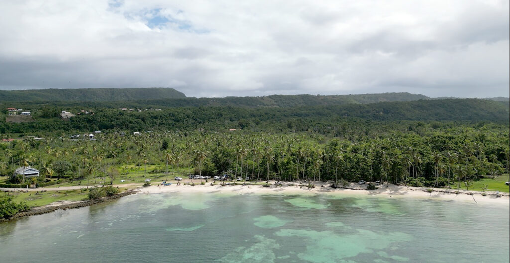 Esta provincia es reconocida internacionalmente como uno de los destinos turísticos más trascendentales y diversos, ya que combina playas de arena blanca y agua turquesa, paisajes naturales exuberantes, hoteles de lujo y una vibrante vida nocturna.

La costa de Samaná posee una gran importancia medioambiental. Sus asombrosos espacios ofrecen no solo áreas recreativas para el disfrute familiar y biodiversidad de especies, sino también un espectáculo natural con actividades de diferentes niveles de dificultad —baja, media y alta—, según la aventura que se prefiera.

Entre los destinos más sobresalientes para disfrutar en esta zona tropical se pueden elegir: el Parque Nacional Cabo Cabrón, el Mirador Mi Paraíso, el Salto El Limón, los manglares del Parque Nacional Bajo Yuna, los atardeceres en Las Terrenas o en los emblemáticos puentes de Santa Bárbara, visitar las casas victorianas, Cayo Levantado, escalar en playa Frontón y conocer la iglesia metodista más antigua, conocida como ‘La Churcha’.

Esta provincia alberga algunos de los litorales más impresionantes del Caribe. Catalogada como una de las mejores del mundo por la revista National Geographic, Playa Bonita es una de sus joyas naturales.

Pero esto no es todo. En este territorio costero se puede realizar la ruta de las siete playas, que incluye Playa Caletón, Playa Escondida, Playa Colorada 1 y 2, Playa Niningi, Playa del Amor y Playa Breman.

Otras playas destacadas son Rincón, Las Ballenas, El Valle, Morón, Las Galeras y El Ermitaño. Estos paisajes costeros, junto con el Parque Nacional Los Haitises y la observación de ballenas jorobadas en la bahía de Samaná, consolidan a la provincia como un destino turístico de primer nivel.

Sus destinos más visitados
Salto El Limón: es la locomotora económica del municipio El Limón, ya que impulsa el turismo comunitario sostenible. Alrededor de 500 comunitarios laboran allí, y está ubicado en el corazón de la Sierra de Samaná. Cuenta con 50 metros de altura y es considerado el salto de agua más famoso del Caribe.

Las Terrenas: epicentro de las grandes fiestas playeras en Semana Santa, siendo un punto neurálgico durante este asueto. Se caracteriza por sus hermosas playas, alojamientos para distintos presupuestos, facilidades de alquiler y desplazamientos en vehículos 4x4, además de su ambiente nocturno.

Las Galeras: este distrito municipal, con una fuerte actividad pesquera, destaca por la Bahía de Rincón, declarada como una de las 10 playas más hermosas del mundo por la revista de viajes Condé Nast Traveler. Sus aguas cálidas, arena blanca y la confluencia del río Arroyo Frío con el mar turquesa la convierten en un paraíso.

Las autoridades
Los 114,468 habitantes que, según el X Censo Nacional de Población y Vivienda de 2022, posee la provincia son representados en el Senado por Pedro Catrain, del Partido Revolucionario Moderno.
En la Cámara de Diputados, Samaná cuenta con dos representantes, ambos del PRM: Cecilio García Javier y Carmen Lidia Williams. El alcalde de Samaná es Nelson Núñez, quien además preside la Federación Dominicana de Municipios.

Bajo la responsabilidad de ser la lideresa administrativa y política de la provincia, y máxima representación ante el Poder Ejecutivo, se encuentra Elsa de León Abreu, quien desde 2020 ha estado a cargo de dichas funciones.
Aunque estas autoridades cuentan con respaldo popular, algunos munícipes consideran necesario un mayor acercamiento con la ciudadanía al momento de tomar decisiones, así como la implementación de políticas públicas que mejoren el manejo de los residuos sólidos.

Impulso al turismo
En una entrevista exclusiva para De Último Minuto, el senador Pedro Catrain explicó que, con las obras de infraestructura actualmente en desarrollo —como el acueducto de Juana Vicenta y el de Sánchez, la terminal de cruceros de Arroyo Barril y el pueblo de pescadores en Las Terrenas—, se marcará el inicio de una nueva etapa para el turismo en la provincia.

Espera que en diciembre de este año se reciba el primer crucero en la terminal de Arroyo Barril.

“En este momento también se está tratando de ampliar la capacidad hotelera. Solo en Las Terrenas, dentro de dos años, se podrá contar con alrededor de 6,500 habitaciones, lo que permitirá un mayor flujo de vuelos en el Aeropuerto Internacional El Catey, nuestro enlace con el exterior”, dijo Catrain.

Recientemente, el legislador sometió un proyecto para elevar el Distrito Municipal de Arroyo Barril a municipio, con el objetivo de darle una mayor categoría administrativa y sumar un cuarto municipio a la provincia.

“He propuesto la creación de una universidad tecnológica y turística en Samaná, que permita formar los recursos humanos capacitados que esta expansión económica y turística requerirá”, añadió.

En cuanto a inversión pública, recientemente fue inaugurado el Malecón de Samaná, con un costo de RD$600 millones, en un acto encabezado por el presidente Luis Abinader, que incluyó la entrega del remozamiento de la Iglesia Santa Bárbara y de la glorieta frente a la iglesia.

Sin embargo, a pesar del crecimiento turístico y de sus paisajes de ensueño, Samaná enfrenta importantes desafíos.
Wilfredo Benjamín Kelly, guía nacional de turismo (@Locomonteando), reveló a De Último Minuto que la conservación y protección del medioambiente, el desarrollo económico desequilibrado y la falta de preservación de la identidad cultural son algunos de los desafíos sociales que deben enfrentarse.

Por otro lado, el abogado Héctor Bienvenido Fermín, propietario del alojamiento Apartamento Fermín, destacó que la falta de impulso y promoción del Aeropuerto El Catey, el alto costo de los peajes, los apagones constantes, la falta de agua potable y los errores de planeamiento urbano confluyen entre los mayores retos que se enfrentan en Las Terrenas y en la provincia en general.

Para el senador Catrain, los retos medioambientales, la falta de recursos para la vigilancia de los recursos naturales, la conservación y el cuidado del medioambiente, además de la depredación de la pesca, son los grandes desafíos que enfrenta la provincia.

Samaná
Es un tesoro en el Caribe, una joya preciada con una ubicación geográfica paradisíaca. Cuenta con uno de los climas más perfectos del globo terráqueo. Cuna de grandes personalidades destacadas en el país y en el mundo, es la casa del pescado con coco al estilo Samaná y del moro de guandules. Un destino inagotable.