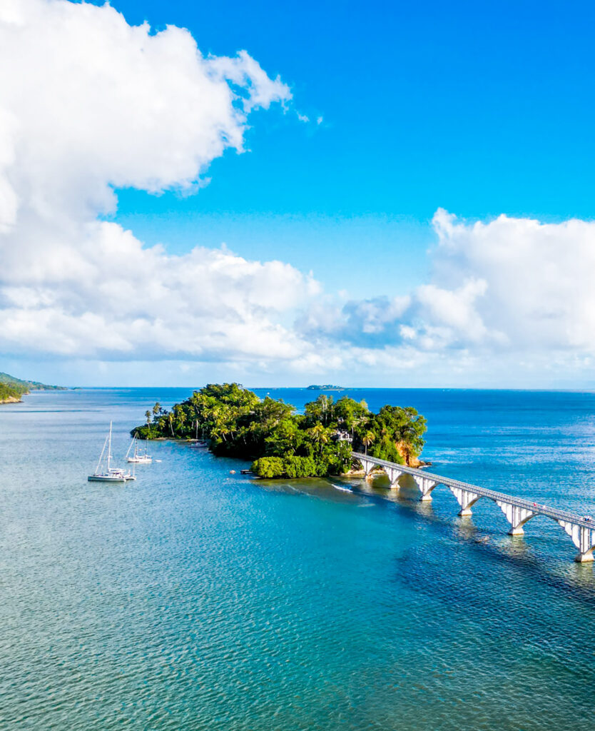 Esta provincia es reconocida internacionalmente como uno de los destinos turísticos más trascendentales y diversos, ya que combina playas de arena blanca y agua turquesa, paisajes naturales exuberantes, hoteles de lujo y una vibrante vida nocturna.

La costa de Samaná posee una gran importancia medioambiental. Sus asombrosos espacios ofrecen no solo áreas recreativas para el disfrute familiar y biodiversidad de especies, sino también un espectáculo natural con actividades de diferentes niveles de dificultad —baja, media y alta—, según la aventura que se prefiera.

Entre los destinos más sobresalientes para disfrutar en esta zona tropical se pueden elegir: el Parque Nacional Cabo Cabrón, el Mirador Mi Paraíso, el Salto El Limón, los manglares del Parque Nacional Bajo Yuna, los atardeceres en Las Terrenas o en los emblemáticos puentes de Santa Bárbara, visitar las casas victorianas, Cayo Levantado, escalar en playa Frontón y conocer la iglesia metodista más antigua, conocida como ‘La Churcha’.

Esta provincia alberga algunos de los litorales más impresionantes del Caribe. Catalogada como una de las mejores del mundo por la revista National Geographic, Playa Bonita es una de sus joyas naturales.

Pero esto no es todo. En este territorio costero se puede realizar la ruta de las siete playas, que incluye Playa Caletón, Playa Escondida, Playa Colorada 1 y 2, Playa Niningi, Playa del Amor y Playa Breman.

Otras playas destacadas son Rincón, Las Ballenas, El Valle, Morón, Las Galeras y El Ermitaño. Estos paisajes costeros, junto con el Parque Nacional Los Haitises y la observación de ballenas jorobadas en la bahía de Samaná, consolidan a la provincia como un destino turístico de primer nivel.

Sus destinos más visitados
Salto El Limón: es la locomotora económica del municipio El Limón, ya que impulsa el turismo comunitario sostenible. Alrededor de 500 comunitarios laboran allí, y está ubicado en el corazón de la Sierra de Samaná. Cuenta con 50 metros de altura y es considerado el salto de agua más famoso del Caribe.

Las Terrenas: epicentro de las grandes fiestas playeras en Semana Santa, siendo un punto neurálgico durante este asueto. Se caracteriza por sus hermosas playas, alojamientos para distintos presupuestos, facilidades de alquiler y desplazamientos en vehículos 4x4, además de su ambiente nocturno.

Las Galeras: este distrito municipal, con una fuerte actividad pesquera, destaca por la Bahía de Rincón, declarada como una de las 10 playas más hermosas del mundo por la revista de viajes Condé Nast Traveler. Sus aguas cálidas, arena blanca y la confluencia del río Arroyo Frío con el mar turquesa la convierten en un paraíso.

Las autoridades
Los 114,468 habitantes que, según el X Censo Nacional de Población y Vivienda de 2022, posee la provincia son representados en el Senado por Pedro Catrain, del Partido Revolucionario Moderno.
En la Cámara de Diputados, Samaná cuenta con dos representantes, ambos del PRM: Cecilio García Javier y Carmen Lidia Williams. El alcalde de Samaná es Nelson Núñez, quien además preside la Federación Dominicana de Municipios.

Bajo la responsabilidad de ser la lideresa administrativa y política de la provincia, y máxima representación ante el Poder Ejecutivo, se encuentra Elsa de León Abreu, quien desde 2020 ha estado a cargo de dichas funciones.
Aunque estas autoridades cuentan con respaldo popular, algunos munícipes consideran necesario un mayor acercamiento con la ciudadanía al momento de tomar decisiones, así como la implementación de políticas públicas que mejoren el manejo de los residuos sólidos.

Impulso al turismo
En una entrevista exclusiva para De Último Minuto, el senador Pedro Catrain explicó que, con las obras de infraestructura actualmente en desarrollo —como el acueducto de Juana Vicenta y el de Sánchez, la terminal de cruceros de Arroyo Barril y el pueblo de pescadores en Las Terrenas—, se marcará el inicio de una nueva etapa para el turismo en la provincia.

Espera que en diciembre de este año se reciba el primer crucero en la terminal de Arroyo Barril.

“En este momento también se está tratando de ampliar la capacidad hotelera. Solo en Las Terrenas, dentro de dos años, se podrá contar con alrededor de 6,500 habitaciones, lo que permitirá un mayor flujo de vuelos en el Aeropuerto Internacional El Catey, nuestro enlace con el exterior”, dijo Catrain.

Recientemente, el legislador sometió un proyecto para elevar el Distrito Municipal de Arroyo Barril a municipio, con el objetivo de darle una mayor categoría administrativa y sumar un cuarto municipio a la provincia.

“He propuesto la creación de una universidad tecnológica y turística en Samaná, que permita formar los recursos humanos capacitados que esta expansión económica y turística requerirá”, añadió.

En cuanto a inversión pública, recientemente fue inaugurado el Malecón de Samaná, con un costo de RD$600 millones, en un acto encabezado por el presidente Luis Abinader, que incluyó la entrega del remozamiento de la Iglesia Santa Bárbara y de la glorieta frente a la iglesia.

Sin embargo, a pesar del crecimiento turístico y de sus paisajes de ensueño, Samaná enfrenta importantes desafíos.
Wilfredo Benjamín Kelly, guía nacional de turismo (@Locomonteando), reveló a De Último Minuto que la conservación y protección del medioambiente, el desarrollo económico desequilibrado y la falta de preservación de la identidad cultural son algunos de los desafíos sociales que deben enfrentarse.

Por otro lado, el abogado Héctor Bienvenido Fermín, propietario del alojamiento Apartamento Fermín, destacó que la falta de impulso y promoción del Aeropuerto El Catey, el alto costo de los peajes, los apagones constantes, la falta de agua potable y los errores de planeamiento urbano confluyen entre los mayores retos que se enfrentan en Las Terrenas y en la provincia en general.

Para el senador Catrain, los retos medioambientales, la falta de recursos para la vigilancia de los recursos naturales, la conservación y el cuidado del medioambiente, además de la depredación de la pesca, son los grandes desafíos que enfrenta la provincia.

Samaná
Es un tesoro en el Caribe, una joya preciada con una ubicación geográfica paradisíaca. Cuenta con uno de los climas más perfectos del globo terráqueo. Cuna de grandes personalidades destacadas en el país y en el mundo, es la casa del pescado con coco al estilo Samaná y del moro de guandules. Un destino inagotable.