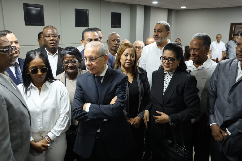 Danilo Medina acude a dar el pésame por fallecimiento del dirigente Danilo Santos - Noticias de hoy en República Dominicana | De Último Minuto