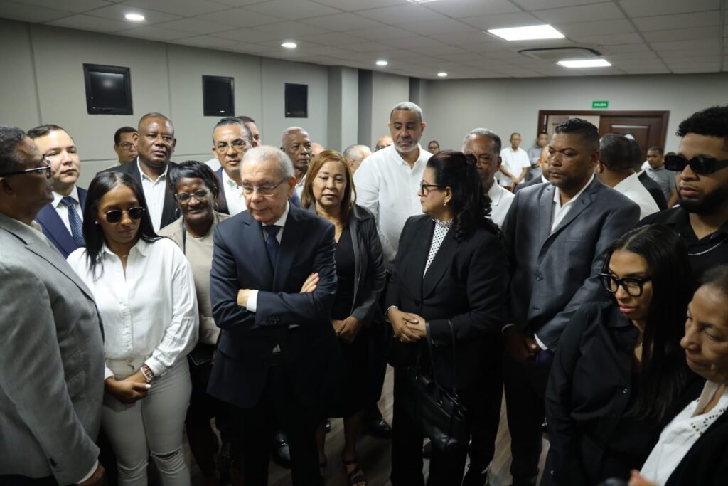 Danilo Medina acude a dar el pésame por fallecimiento del dirigente Danilo Santos - Noticias de hoy en República Dominicana | De Último Minuto