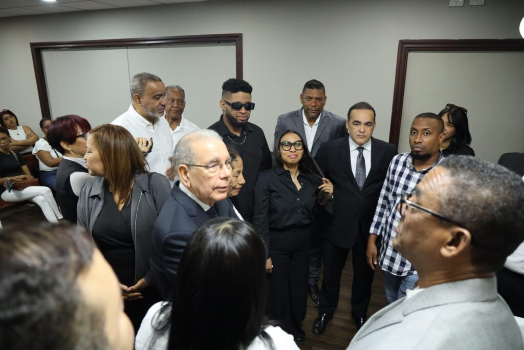 Danilo Medina acude a dar el pésame por fallecimiento del dirigente Danilo Santos - Noticias de hoy en República Dominicana | De Último Minuto