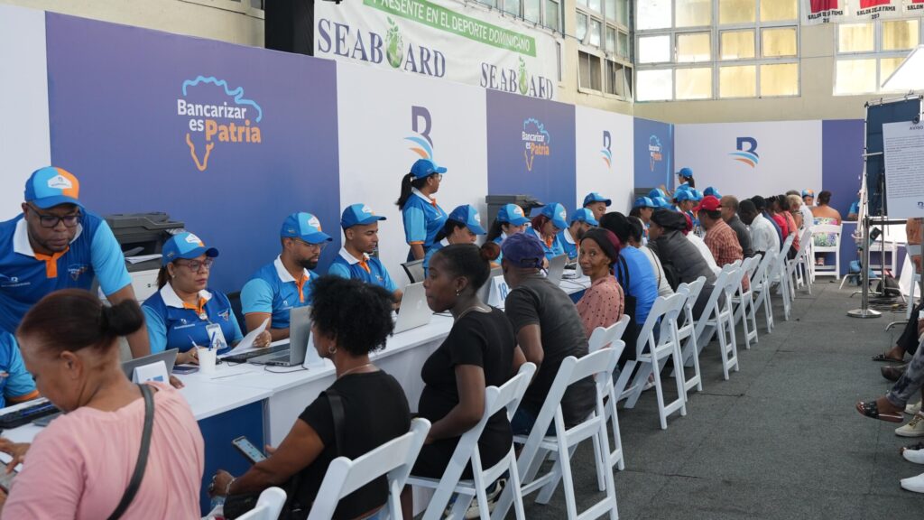 Cientos de personas llegan al Club Los Mina para jornada de bancarización de Banreservas - Noticias de hoy en República Dominicana | De Último Minuto
