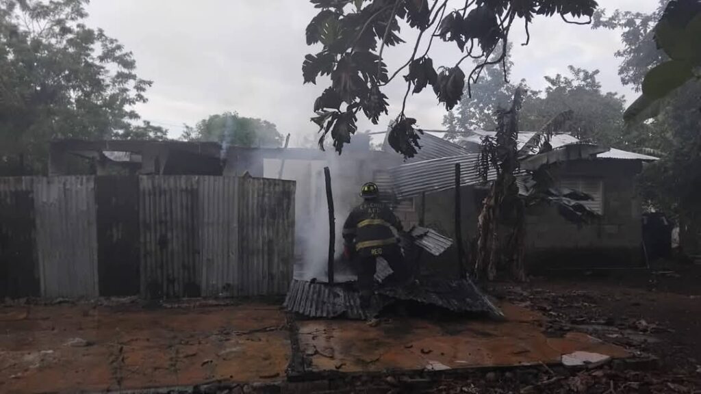 Incendio consume taller de ebanistería en una comunidad de Salcedo - Noticias de hoy en República Dominicana | De Último Minuto