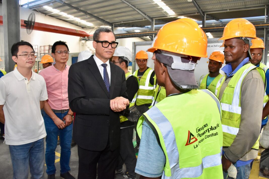 Ministro de Trabajo, Eddy Olivares., saluda a trabajadores.
