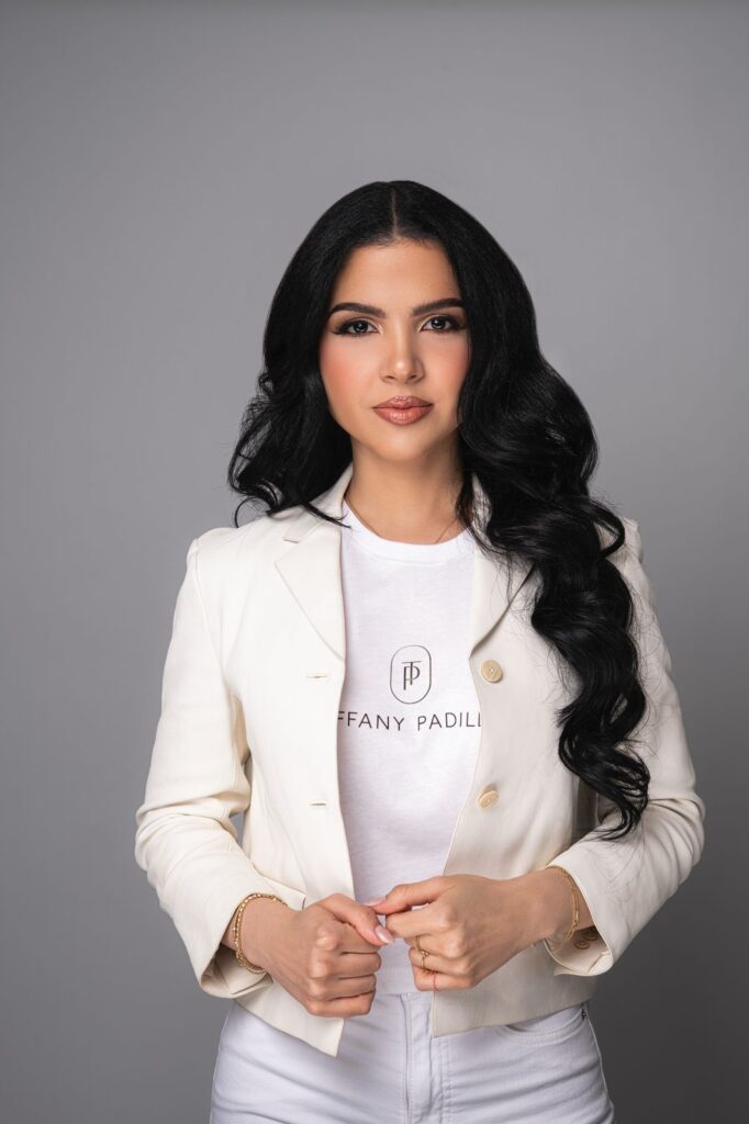 Tiffany Padilla narra su experiencia migratoria en su libro "Una Chica Sola en New York" - Noticias de hoy en República Dominicana | De Último Minuto