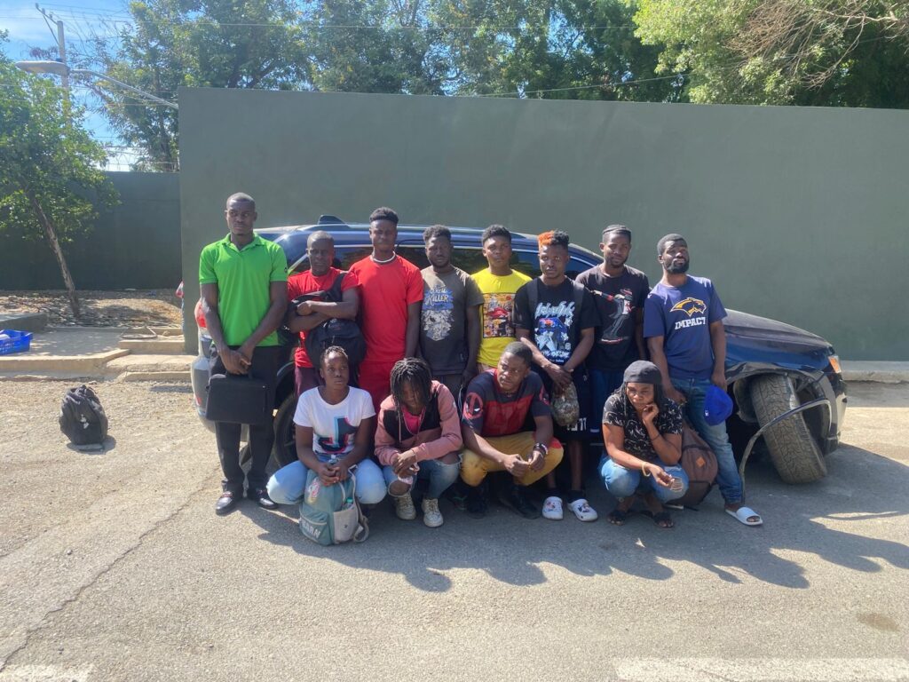 Ejército intercepta vehículo con 14 haitianos en situación irregular en Mao, Valverde - Noticias de hoy en República Dominicana | De Último Minuto
