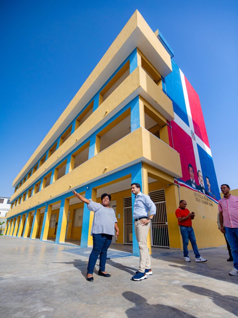 Omar Fernández critica mal estado de escuelas; propone recintos verticales y modelo STEAM - Noticias de hoy en República Dominicana | De Último Minuto
