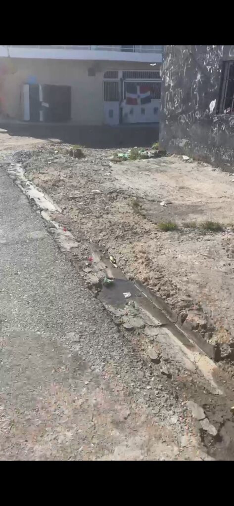 Denuncian deterioro en calles y aceras en Los Frailes I - Noticias de hoy en República Dominicana | De Último Minuto