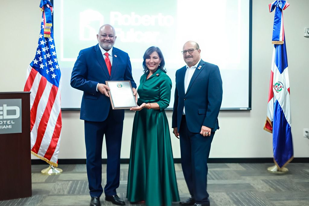 Roberto Fulcar presenta en Miami su libro “Mi compromiso con la educación” - Noticias de hoy en República Dominicana | De Último Minuto