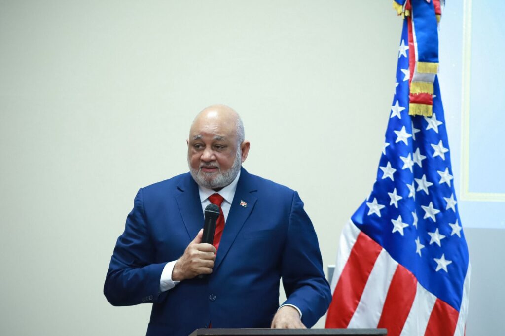 Roberto Fulcar presenta en Miami su libro “Mi compromiso con la educación” - Noticias de hoy en República Dominicana | De Último Minuto