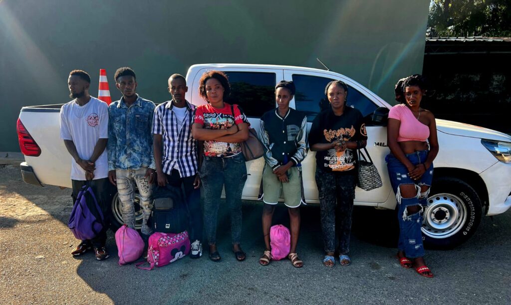 Funcionario del MOPC en Dajabón es detenido por trasladar indocumentados en vehículo oficial - Noticias de hoy en República Dominicana | De Último Minuto