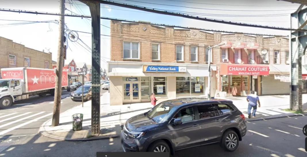 Hombre es hallado muerto con disparo en la cabeza dentro de auto en Queens; investigan como homicidio