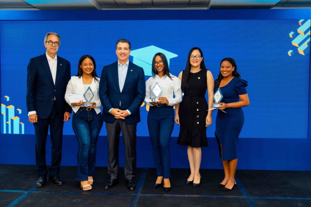 Banco Popular otorga 32 nuevas becas del programa Excelencia Popular - Noticias de hoy en República Dominicana | De Último Minuto