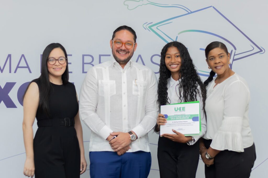 UCE entrega 50 becas completas a jóvenes de excelencia académica - Noticias de hoy en República Dominicana | De Último Minuto