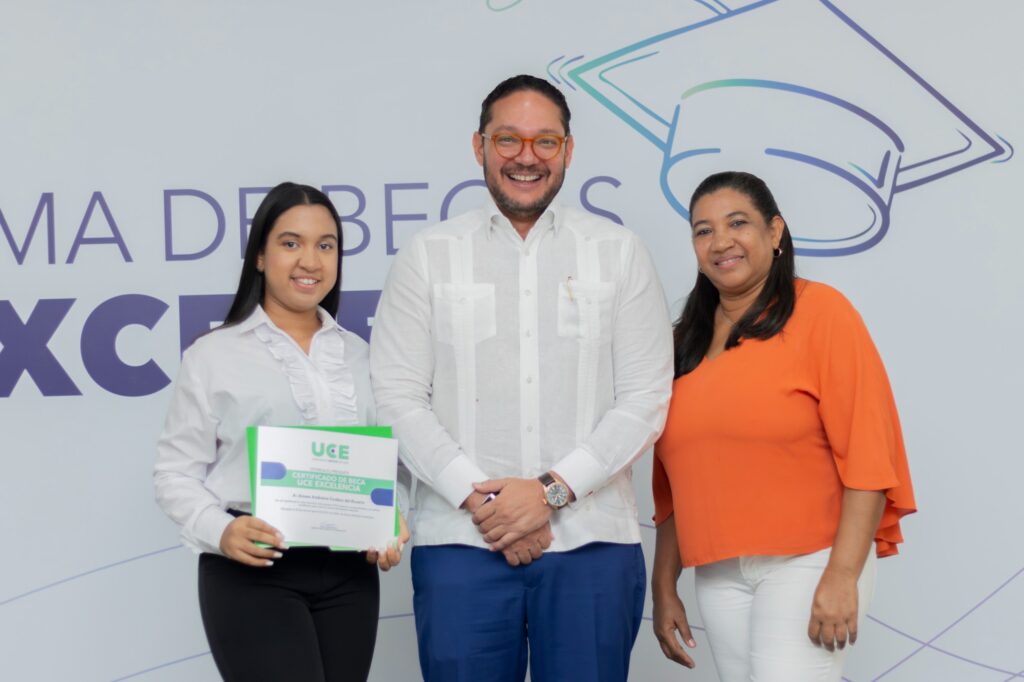 UCE entrega 50 becas completas a jóvenes de excelencia académica - Noticias de hoy en República Dominicana | De Último Minuto