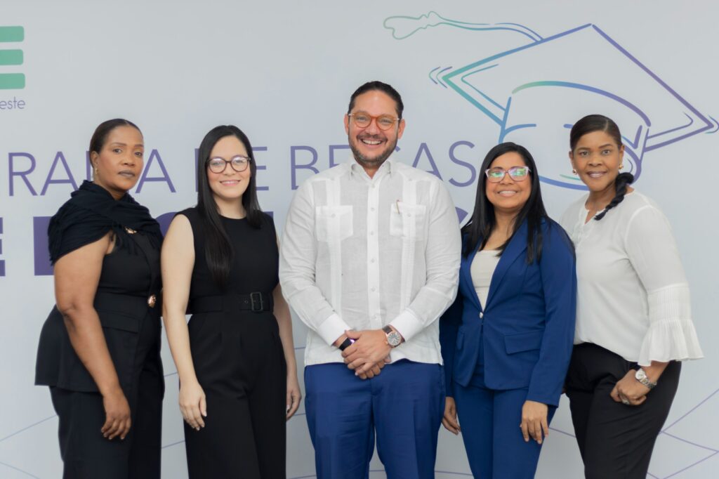 UCE entrega 50 becas completas a jóvenes de excelencia académica - Noticias de hoy en República Dominicana | De Último Minuto