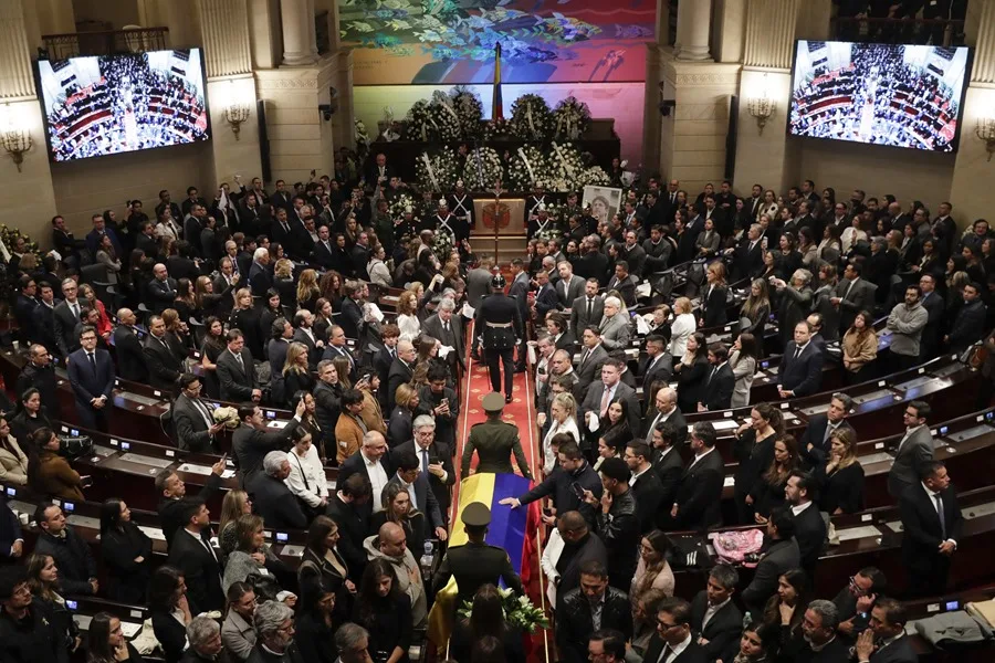 Con pañuelos blancos reciben el féretro de Miguel Uribe en el Capitolio de Colombia - Noticias de hoy en República Dominicana | De Último Minuto