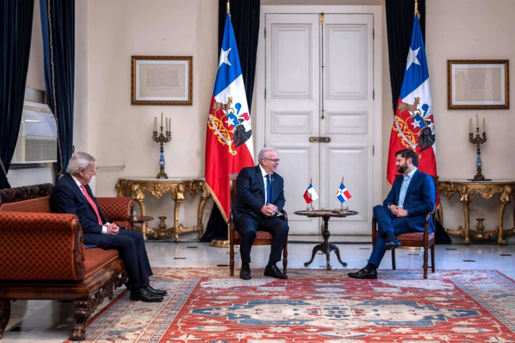 Embajador dominicano presenta Cartas Credenciales ante presidente de Chile - Noticias de hoy en República Dominicana | De Último Minuto