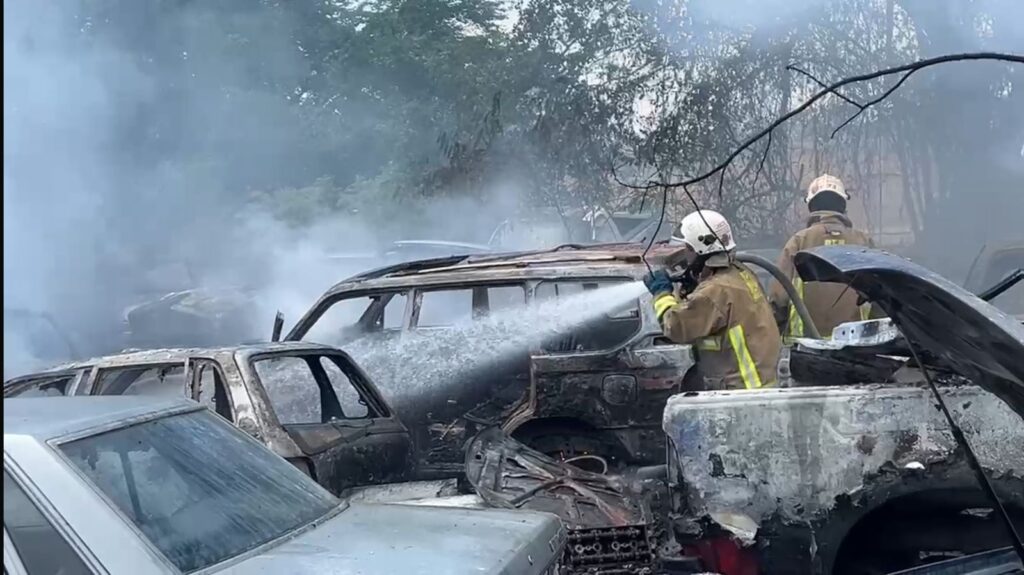 Voraz incendio consume más de 60 vehículos en taller de Aguayo, SFM - Noticias de hoy en República Dominicana | De Último Minuto