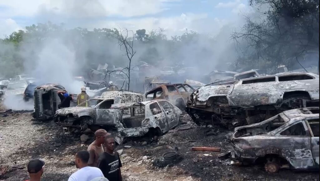 Voraz incendio consume más de 60 vehículos en taller de Aguayo, SFM - Noticias de hoy en República Dominicana | De Último Minuto