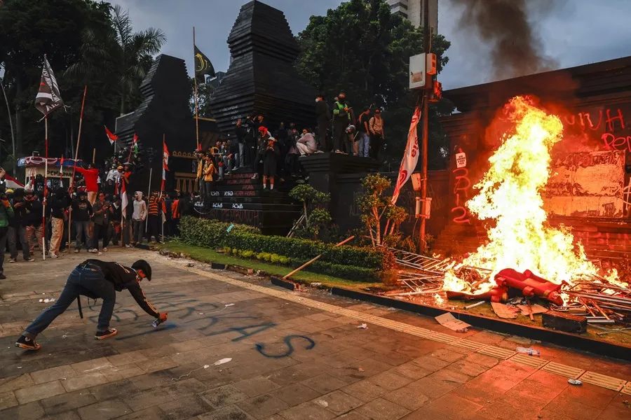 Protesta por aumento en salarios de legisladores en Indonesia deja 3 muertos y 5 heridos - Noticias de hoy en República Dominicana | De Último Minuto