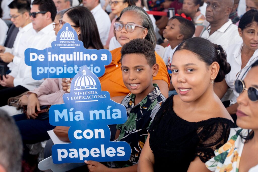 Abinader entrega 140 apartamentos y 30 Bono Mujer en Manoguayabo - Noticias de hoy en República Dominicana | De Último Minuto