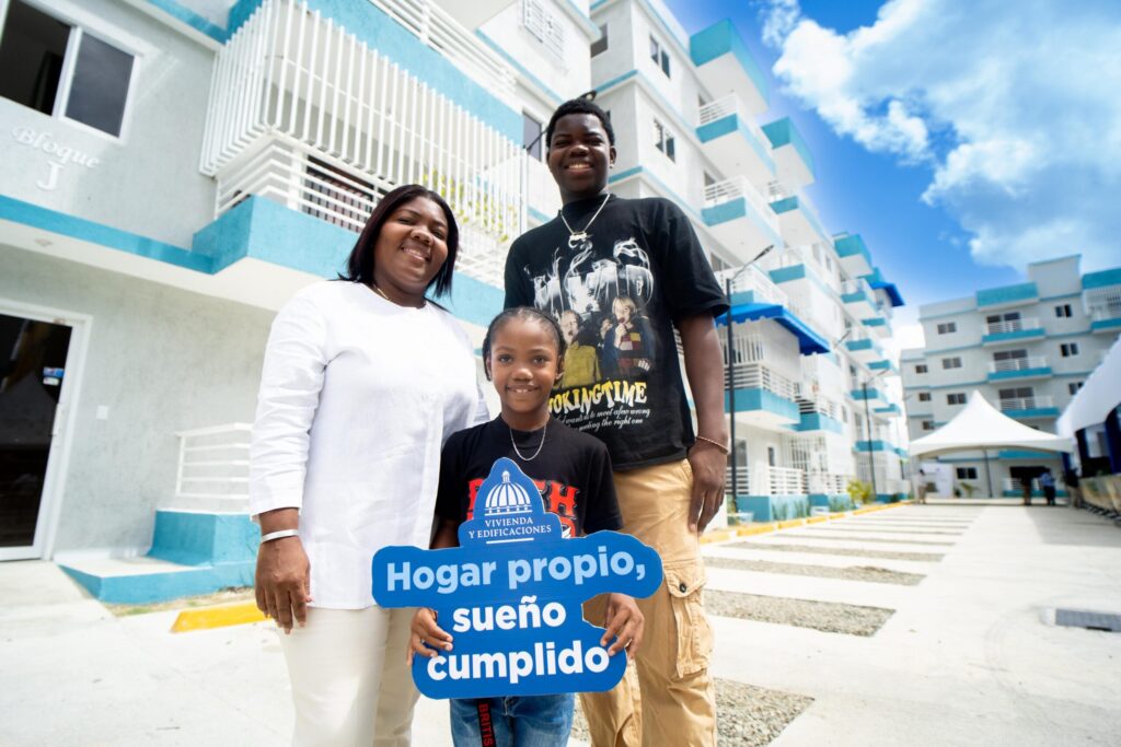 Abinader entrega 140 apartamentos y 30 Bono Mujer en Manoguayabo - Noticias de hoy en República Dominicana | De Último Minuto