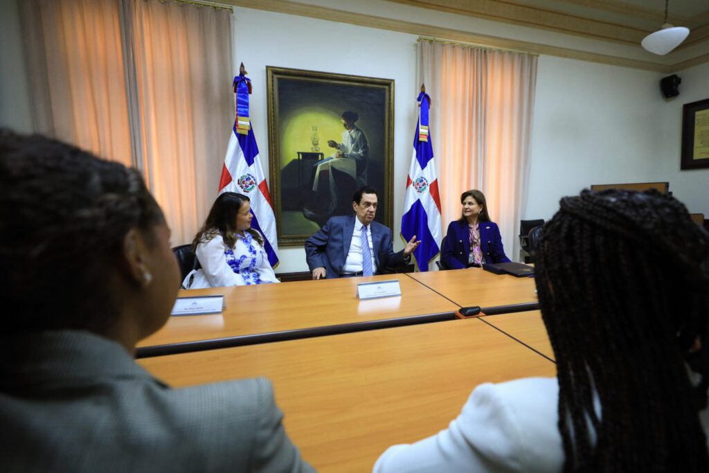 Vicepresidenta recibe a estudiantes dominicanos galardonados con el Premio al Mérito Escolar 2025 - Noticias de hoy en República Dominicana | De Último Minuto