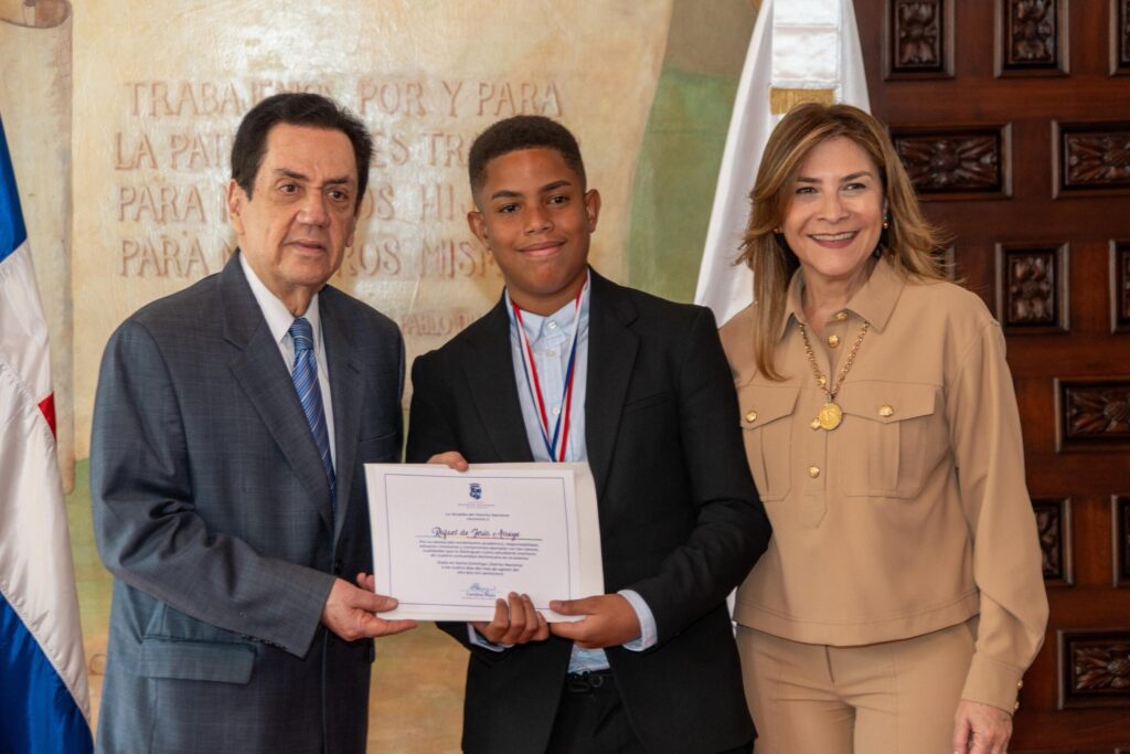 Vicepresidenta recibe a estudiantes dominicanos galardonados con el Premio al Mérito Escolar 2025 - Noticias de hoy en República Dominicana | De Último Minuto