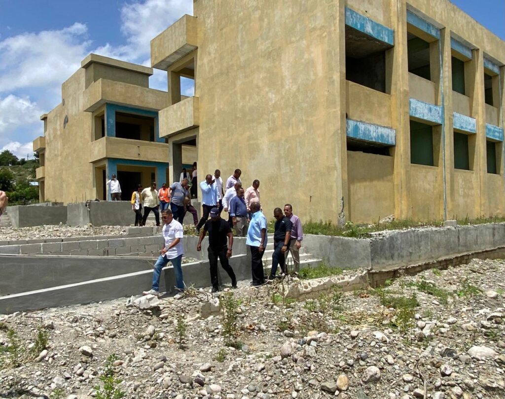 Infraestructura Escolar interviene Liceo Experimental y recinto UASD de Elías Piña - Noticias de hoy en República Dominicana | De Último Minuto