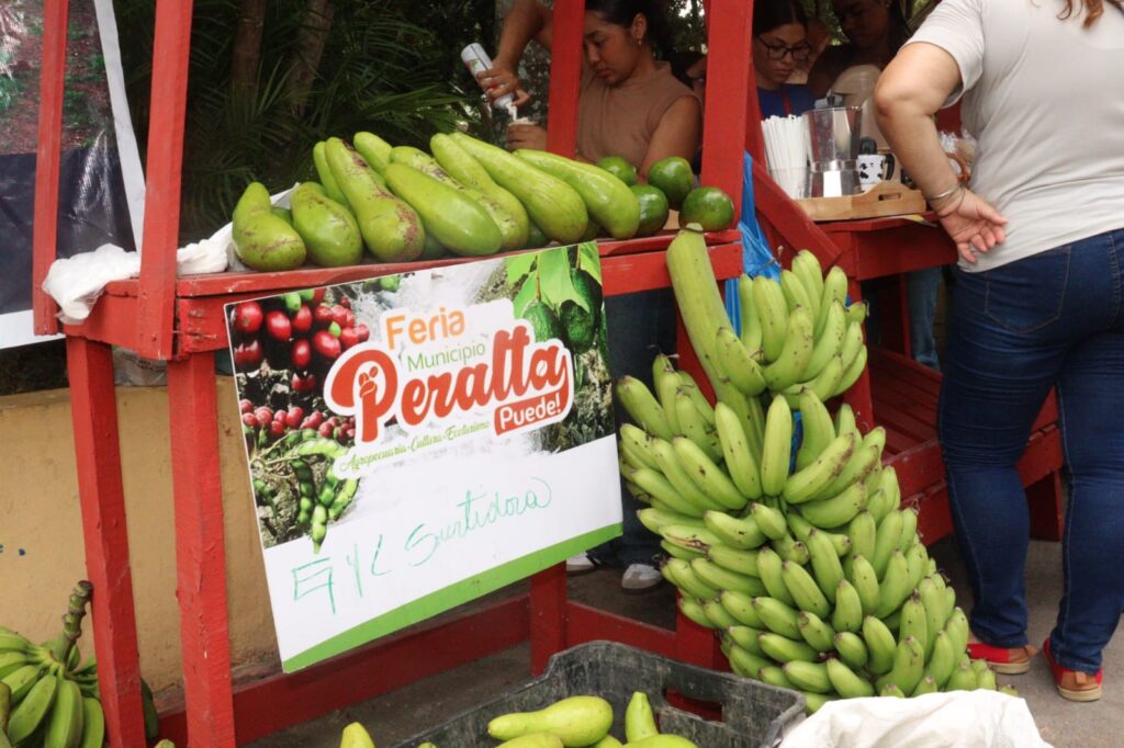 Cientos de personas se dan cita en la Feria Agropecuaria y Ecoturística 2025 en Azua - Noticias de hoy en República Dominicana | De Último Minuto