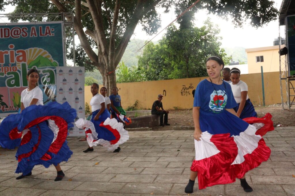 Cientos de personas se dan cita en la Feria Agropecuaria y Ecoturística 2025 en Azua - Noticias de hoy en República Dominicana | De Último Minuto
