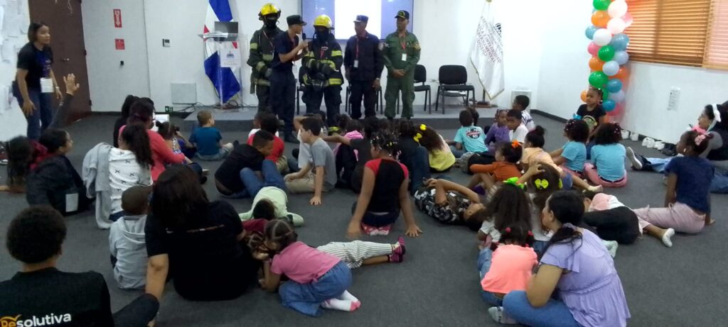 Bomberos de SD Norte inspiran a los niños en “Verano Divertido 2025” - Noticias de hoy en República Dominicana | De Último Minuto
