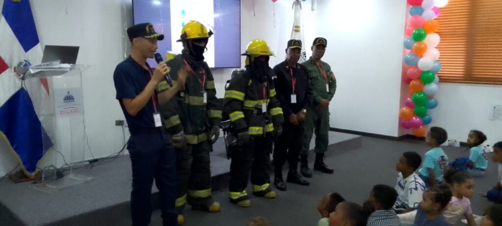 Bomberos de SD Norte inspiran a los niños en “Verano Divertido 2025” - Noticias de hoy en República Dominicana | De Último Minuto