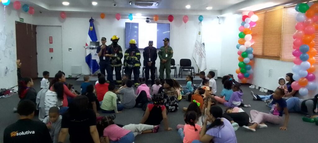 Bomberos de SD Norte inspiran a los niños en “Verano Divertido 2025” - Noticias de hoy en República Dominicana | De Último Minuto