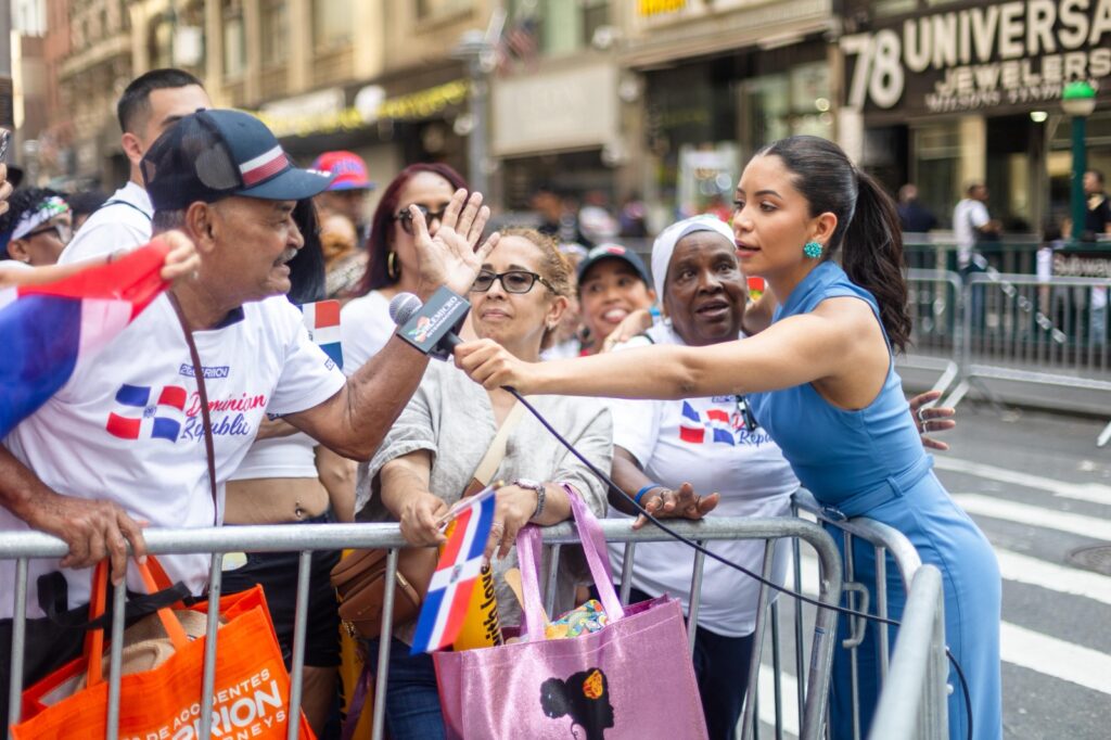 Melissa Santos brilla en el Desfile Dominicano de Manhattan y la Gran Parada del Bronx - Noticias de hoy en República Dominicana | De Último Minuto