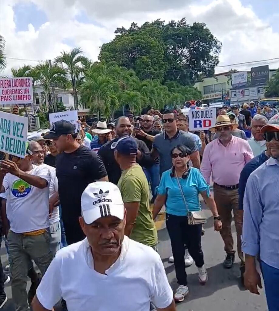 Población de Bonao marcha contra apagones y altas facturaciones de Edenorte - Noticias de hoy en República Dominicana | De Último Minuto