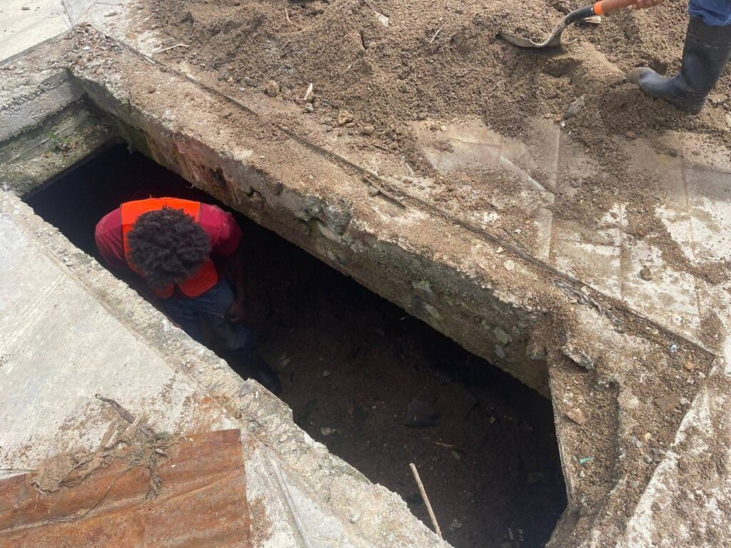 Samaná fortalece gestión ambiental con limpieza preventiva en canales del Malecón - Noticias de hoy en República Dominicana | De Último Minuto