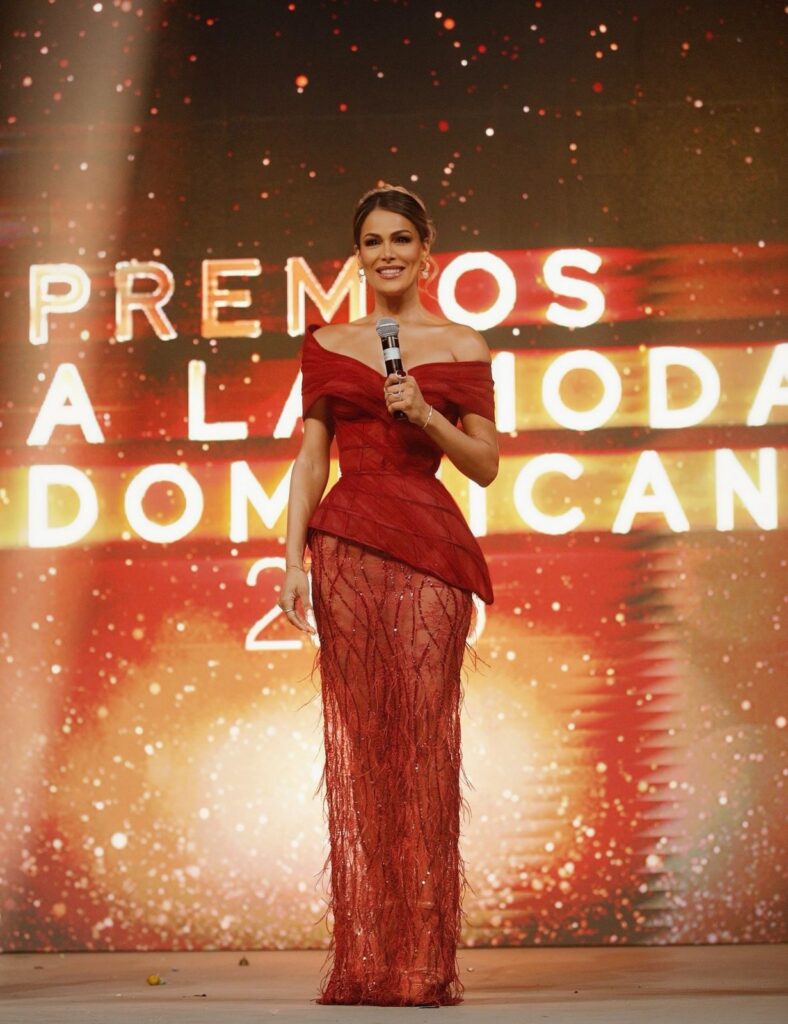 Caroline Aquino deslumbra como presentadora en Premios a la Moda Dominicana - Noticias de hoy en República Dominicana | De Último Minuto