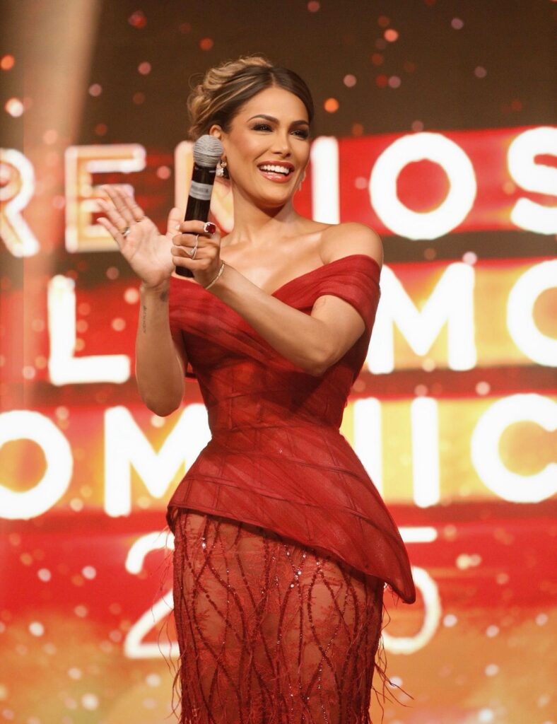 Caroline Aquino deslumbra como presentadora en Premios a la Moda Dominicana - Noticias de hoy en República Dominicana | De Último Minuto