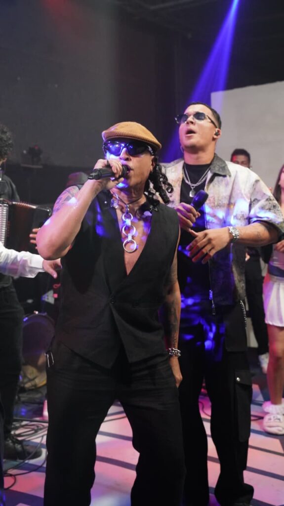 A ritmo de “Suavemente”, Elvis Crespo enciende La Casa de Alofoke - Noticias de hoy en República Dominicana | De Último Minuto